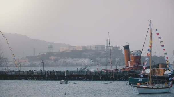 Hintergrundaufnahme der berühmten Insel Alcatraz und des ehemaligen Gefängnisses in San Francisco, schöne Sommer-Kreuzfahrtschiffe und Pier. — Stockvideo