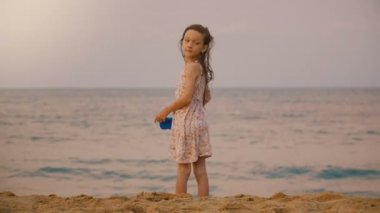 Sri Lanka tropikal egzotik plajda geri bakarak, büyük okyanus dalgaları izlerken küçük mutlu kız Amazing geri görünümü çekim
