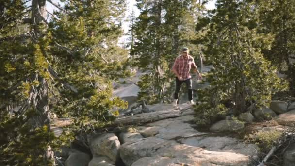 Gyönyörű kilátás a fiatal jóképű boldog ember leugrott a nagy sziklák, míg túrázás egyedül Yosemite Park lassított. — Stock videók