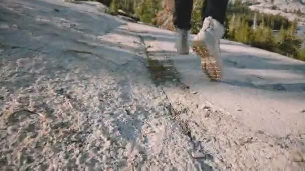 Close-up câmera segue pernas masculinas em sapatos brancos deserto caminhadas sozinho na bela floresta Yosemite rock câmera lenta . — Vídeo de Stock