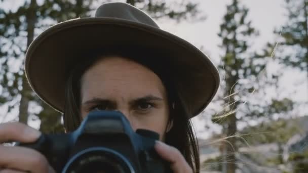 Atmosferische close-up portret van jonge mooie fotograaf meisje met camera glimlachend in Yosemite Park Slow Motion. — Stockvideo