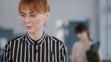 Mutlu genç güzel bin yıllık iş kadını modern ışık ofis alanında fikir açıklayan, lider uzman semineri.