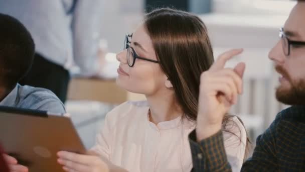 Close-up de jovens sorridentes belas palestras gerente de escritório feminino na reunião de pessoal da empresa multiétnica, processo de trabalho . — Vídeo de Stock