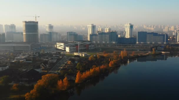 Drone felett közlekedő modern város épületek panoráma Minszk, Fehéroroszország közelében epikus napfelkelte tó a tiszta őszi nap. — Stock videók
