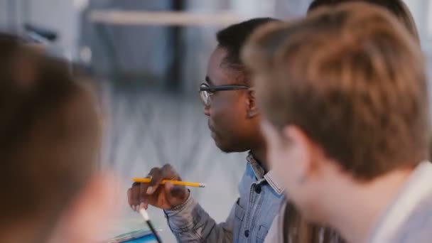Multietniska unga proffs, affärspartners på Team Meeting, fokuserad afroamerikansk manlig arbetstagare talar. — Stockvideo