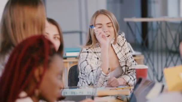Молодая красивая успешная европейская женщина-босс компании говорит, указывая на коллегу за столом заседаний офиса . — стоковое видео