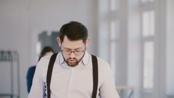 Jonge professionele zelfverzekerde mannelijke CEO geeft een routebeschrijving naar collega's tijdens het personeel team Meeting in moderne licht kantoor. — Stockvideo