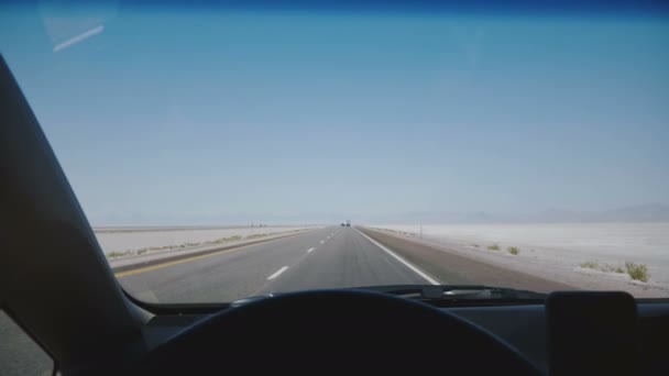 在犹他州邦纳维尔，波相机在汽车沿着惊人的白盐湖沙漠道路走向清澈的蓝天地平线. — 图库视频影像