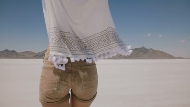 Cámara sigue hermosa mujer feliz caminar en medio de soleado caliente Utah lago desierto de sal, girando a la cámara y posando — Vídeos de Stock