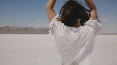 Mutlu özgür genç kadın poz güzel yaşam tarzı portre, yaz tuz çöl gölü Utah açık kollarla dönen.