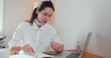 Güzel, mutlu, 30 'lu yaşlarda esmer, beyaz, doktor kadın laptop kullanarak internet konferansında tavsiye veriyor..