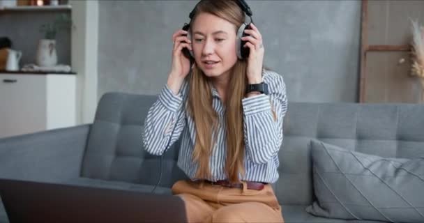 Belajar dari rumah. Selamat muda positif Kaukasia tutor wanita memimpin kelas dari rumah menggunakan laptop video conference. — Stok Video