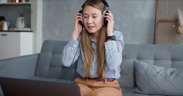 E-learning desde casa. Feliz joven positivo Caucásico tutor mujer conduce clases desde el hogar utilizando la videoconferencia portátil . — Vídeo de stock