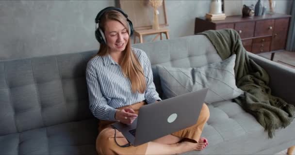 Autoaislamiento en cuarentena. Feliz joven caucásica médico mujer consultando a la gente usando el ordenador portátil video conferencia llamada . — Vídeo de stock