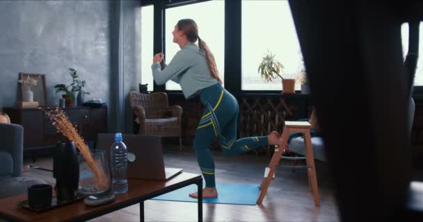 Vacker sportig fitness instruktör kvinna idrottsman ger råd online under träningen med hjälp av laptop webbkamera konferens. — Stockvideo