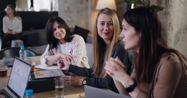 Glad vacker spännande multietnisk all-kvinnliga affärskollegor lyssna på kaukasiska coach kvinna på loft coworking. — Stockvideo