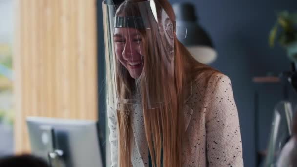 Retrato de la joven feliz millennial rubia jefa de negocios en COVID-19 escudo facial en la oficina líder reunión de equipo. — Vídeo de stock