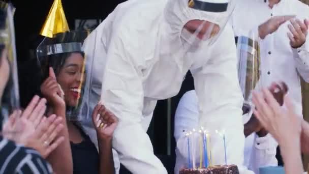 Junge glückliche schöne schwarze Frau feiert Geburtstag mit Freunden, Kuchen und Konfetti mit COVID-19 Gesichtsschildern. — Stockvideo