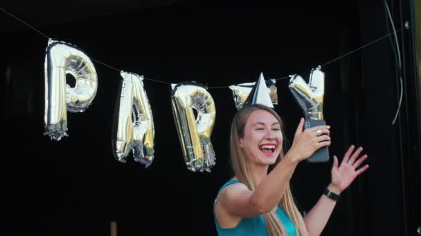 Eenzame verjaardag in quarantaine. Happy Caucasian jonge vrouw neemt smartphone selfie met ballonnen thuis viering. — Stockvideo