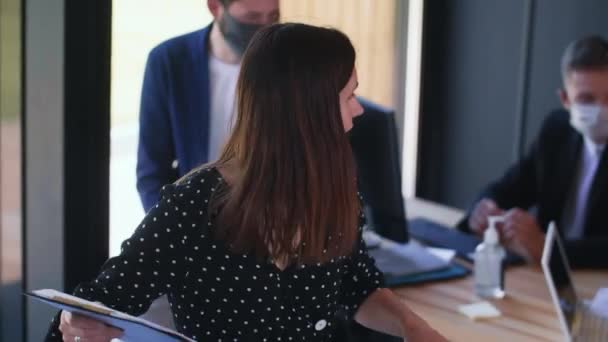 Haut angle beau sérieux caucasien patron femme d'affaires conduit flux de travail d'équipe multiethnique, les gens portant des masques faciaux. — Video