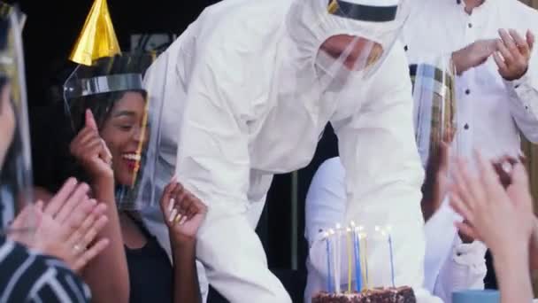 Glad vacker ung afrikansk kvinna firar födelsedagsfest med vänner, tårta och konfetti i medicinska ansiktssköldar. — Stockvideo