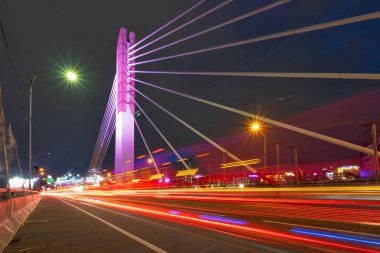 Bandung şehrinortasında ikonik köprüde gün batımı