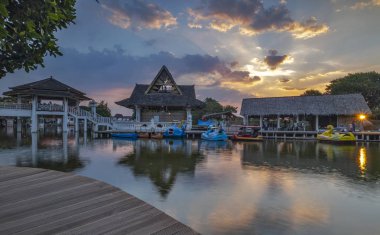 Güzel ve huzurlu bir öğleden sonra Orta Cava kültürünün minyatür bahçesinde tadını çıkarabilirsiniz