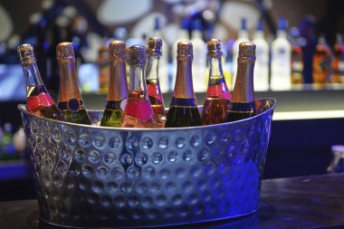 Bir kova dolusu buz şampanya.