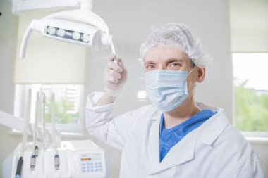 Tıbbi ofiste, dişçi doktor
