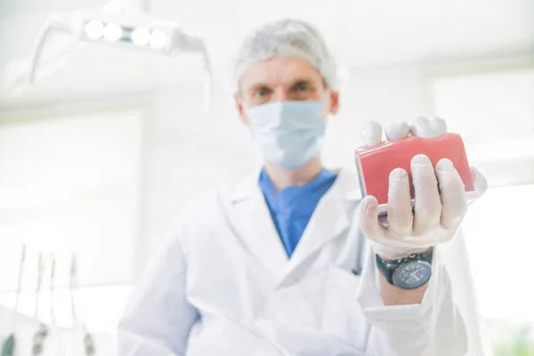 Dentista Médico Sostiene Mano Diseño Los Dientes — Foto de Stock