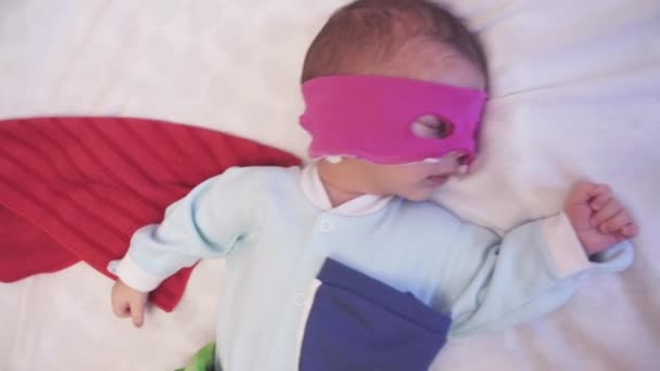 Новорожденный Ребенок Костюме Супергероя — стоковое видео
