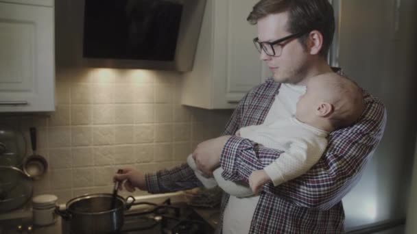 台所で幼児の生まれたばかりの赤ちゃんと父親 — ストック動画