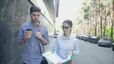 Yürüyüş ve şehir sokakları, kahve ile geziniyor, açık iş kavramı konuşurken iş arkadaşları