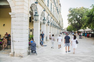  Antik Bina cephesinde eski retro ışık mesajları