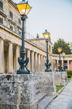  Antik Bina cephesinde eski retro ışık mesajları