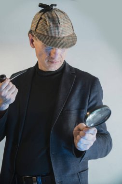 Dedektif Holmes araştırıyor