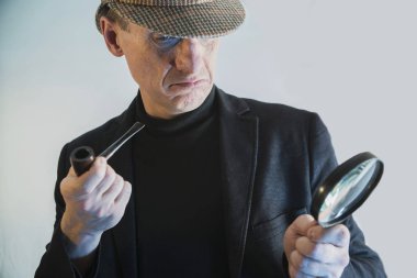 Dedektif Holmes araştırıyor