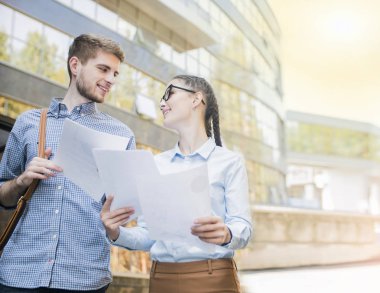 gülümseyen, kahve ile gitmek için gezinme yürüyüş ve şehir sokakları, konuşurken iş insanlar iş arkadaşları açık iş kavramı dışında genç çift öğrenciler