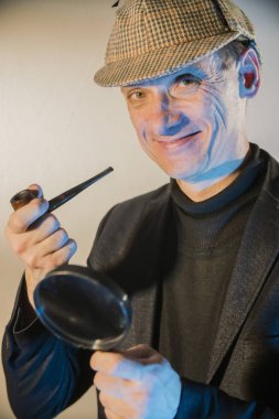 Dedektif Holmes araştırıyor