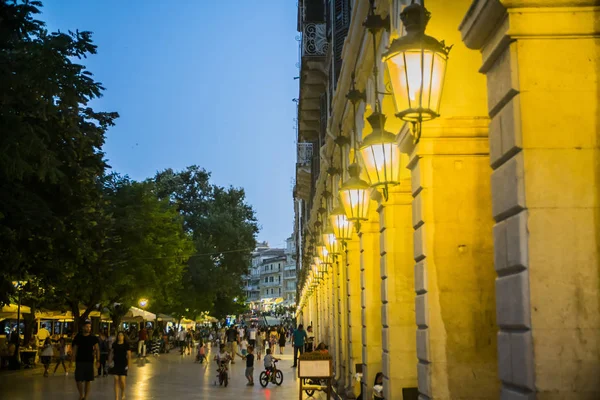  Antik Bina cephesinde eski retro ışık mesajları