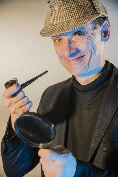 Dedektif Holmes araştırıyor