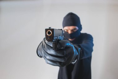 terörist suçlusu hırsız silahlı soyguncu