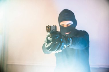 terörist suçlusu hırsız silahlı soyguncu