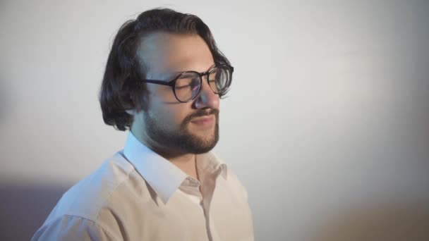 Man Met Een Vertrouwen Uitdrukking Slimme Gezicht Ernstige Denken — Stockvideo