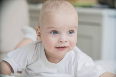 gülümseyen mutlu bebek bebek 