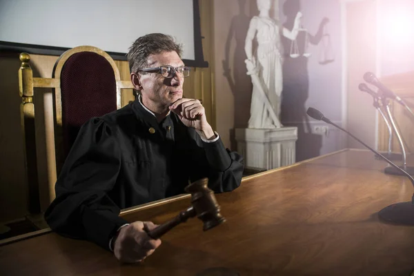 Mahkeme Odasında Elinde Bir Çekiç Ile Yargıç — Stok fotoğraf