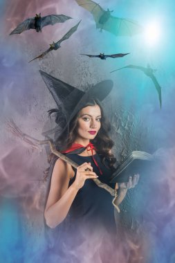 yarasalar ile kitap puslu degrade arka plan üzerinde halloween cadı
