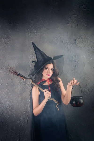Halloween Hexe Mit Hexenkessel Und Besen Auf Schwarzem Hintergrund — Stockfoto