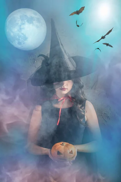 Strega Halloween Che Tiene Zucca Con Luna Pipistrelli Sfondo Sfumato — Foto Stock