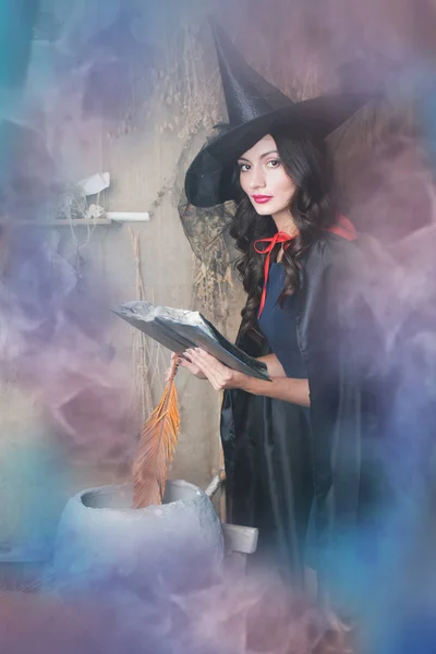 Strega Halloween Con Libro Piuma Sfondo Fumoso — Foto Stock
